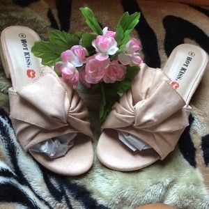 Hot kiss Sandler’s size 8